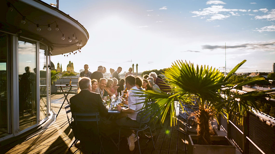 OutOfOffice Eisbach: Ein außergewöhnlicher Ort zum Geburtstag feiern in München