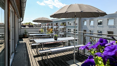 Stylische Dachterrasse mit Sonnenschirmen im Münchner Glockenbachviertel
