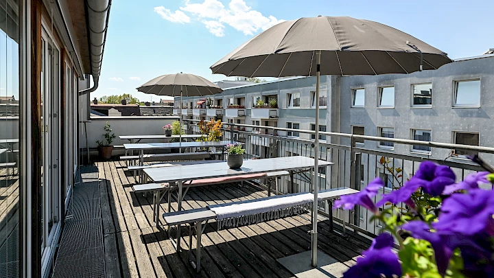 Stylische Dachterrasse mit Sonnenschirmen im Münchner Glockenbachviertel