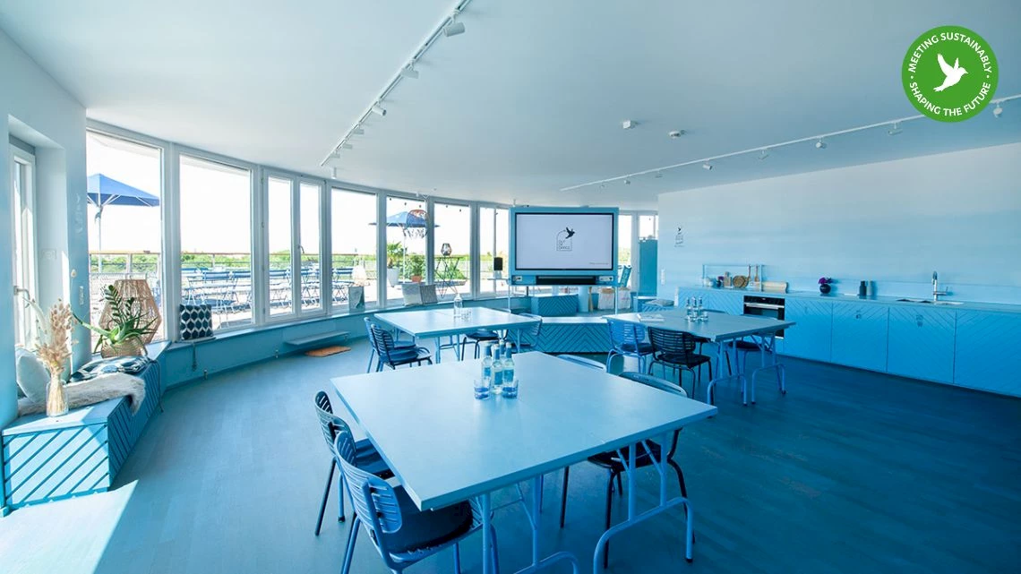 Großer Raum mit beweglichem Witheboard, Flipchart und Screen in der Eventlocation Eisbach