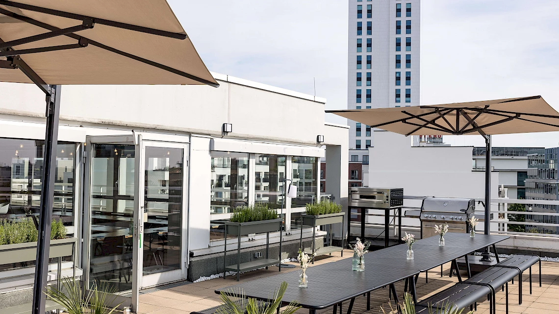 Dachterrasse der Eventlocation Frankfurt Sachsenhausen mit Pizzaofen und Grill