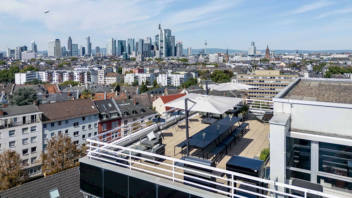 Blick auf Frankfurter Skyline und die Dachterrasse unserer Eventlocation in Sachsenhausen