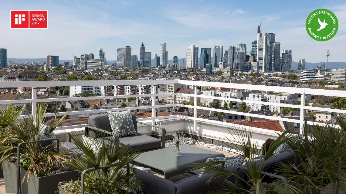 Blick auf Frankfurter Skyline von unserem Lounge-Bereich auf unserer Dachterrasse