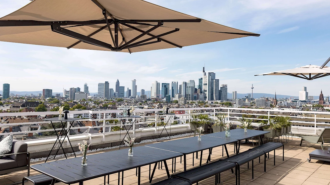 Dachterrasse der Eventlocation Sachsenhausen mit Ausblick auf die Frankfurter Skyline