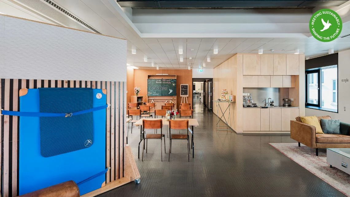 Raumteilung zwischen Eventlocation, Gymbereich und Küche