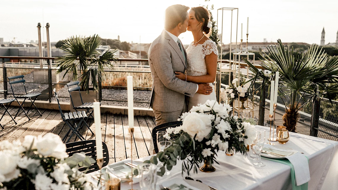 Heiraten in München auf der Dachterrasse von OutOfOffice Eisbach