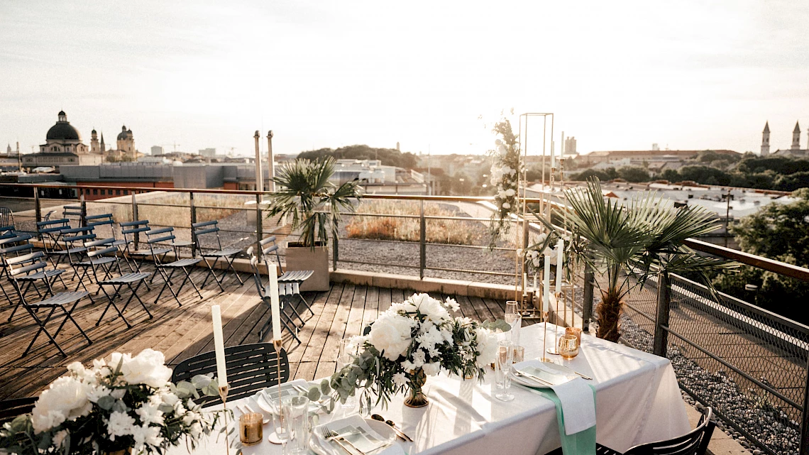 Hochzeit feiern in München auf der Dachterrasse der Hochzeitslocation München