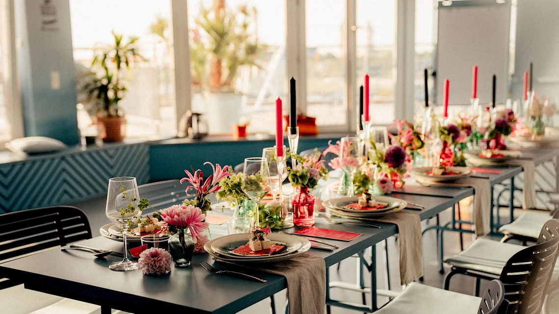Festlich dekorierte Tafel in der Hochzeitslocation München