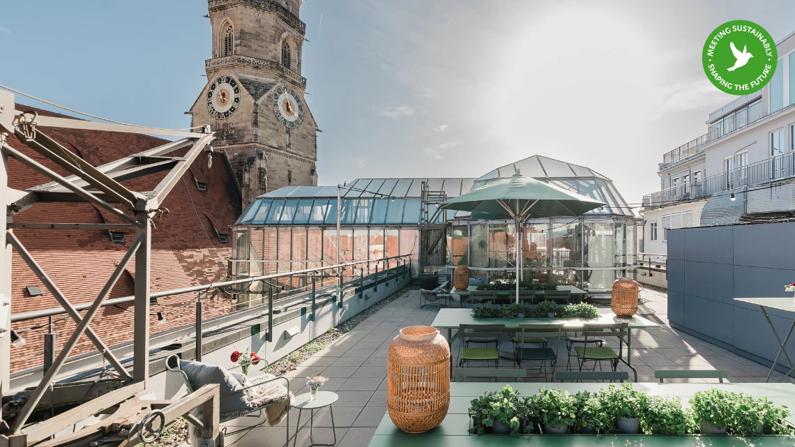 Dachterrasse mit Blick auf den Schillerplatz - OutOfOffice Stuttgart
