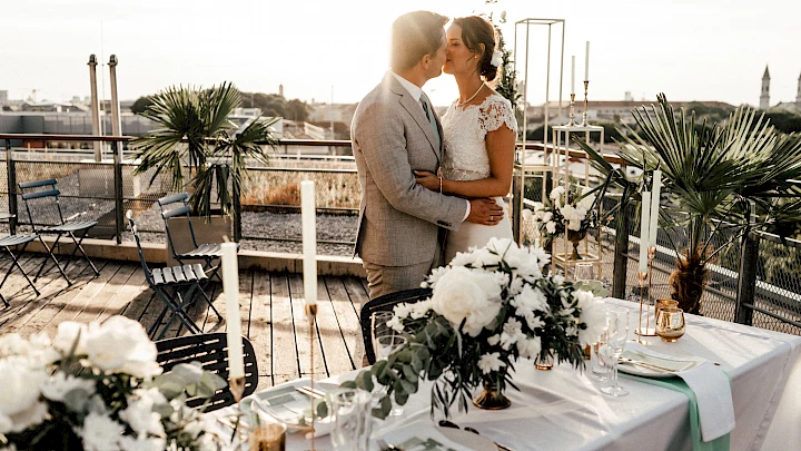 Heiraten in München auf der Dachterrasse von OutOfOffice Eisbach
