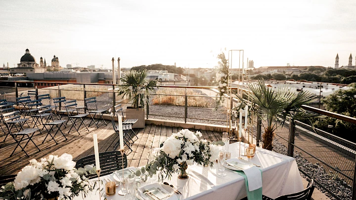 Hochzeit feiern in München auf der Dachterrasse der Hochzeitslocation München