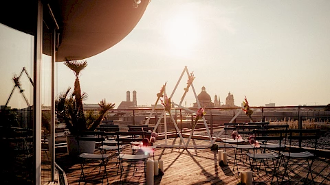 Heiraten in München bei Sonnenuntergang mit Blick über die Dächer der Stadt
