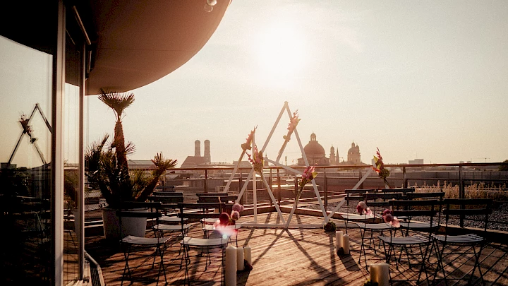 Heiraten in München bei Sonnenuntergang mit Blick über die Dächer der Stadt
